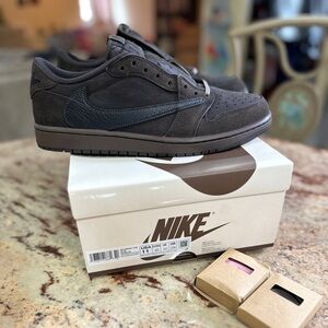 Men’s Travis, Scott Jordan,1 low OG velvet brown Size 11M